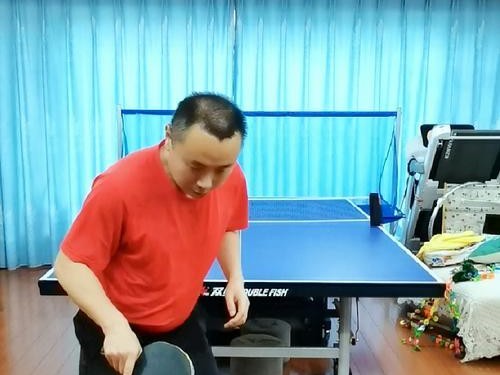 乒乓球发球的技巧与步法（提高发球技巧，掌握正确的步法）