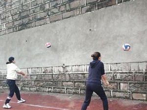 掌握中考排球颠球技巧要领（关键步骤让你轻松成为颠球高手）