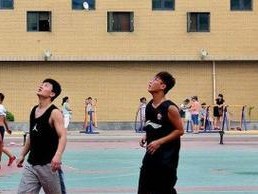 如何迅速收脚，提高篮球防守效率（以打篮球防守迅速收脚的方法为主题，教你成为出色的防守者）
