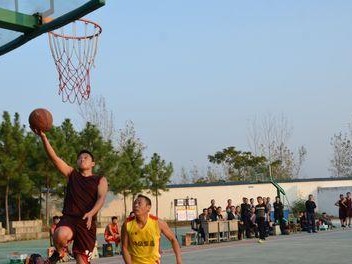 篮球防守秘笈——抢球为主（挑战对手，防守高手不放松）