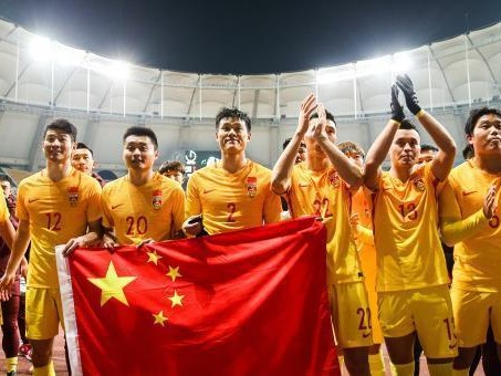 中国国足在世界杯的历史表现（中国国足亮相世界杯的挑战与成长）