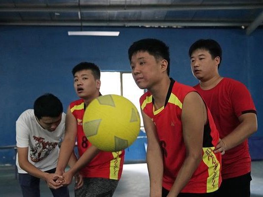 学生排球基础训练动作要领（打造出色的学生排球运动员）