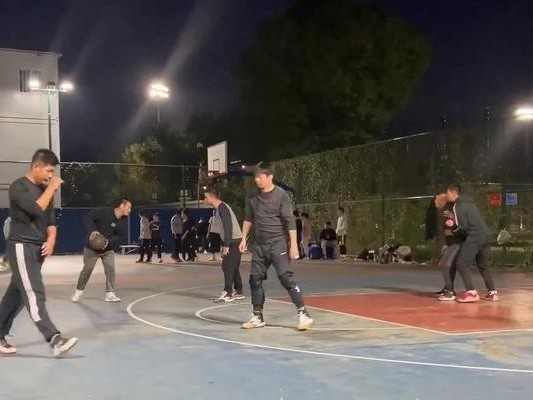 如何提高在美式篮球和野球场上的防守技巧（掌握关键技巧，成为优秀的防守者）