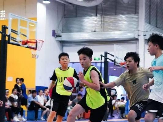 探秘U6篮球原地防守动作的魅力（U6篮球防守动作的技术要领与训练方法）