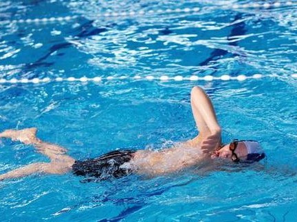 游泳中的发力与呼吸技巧（提升游泳速度和耐力的关键技巧）