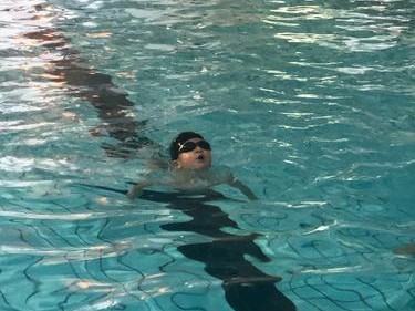 学游泳练漂的技巧（轻松掌握游泳技能，成为水中漂亮的鱼儿）