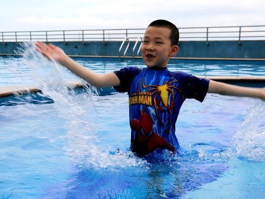 游泳技巧与小孩同游的乐趣（让孩子在游泳中享受健康成长的九大要点）