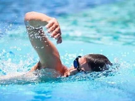 儿童自由泳教学技巧（提升孩子游泳水平，让自由泳成为孩子的拿手项目）