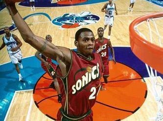 NBA历史上最震撼的实战扣篮排行榜（探寻NBA历史上最具震撼力的实战扣篮瞬间，挑战重力与极限）