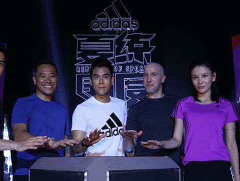 打篮球时，以左右伸开把手防守是否会犯规？（探讨打篮球时以左右伸开把手防守的合理性和法规解读）