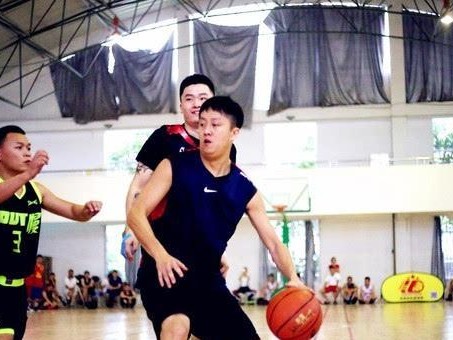 如何成为一名出色的篮球防守者（技巧、战术和态度的重要性）