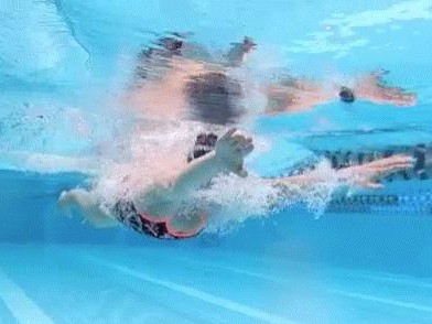 游泳窄泳换气技巧慢动作剖析（掌握正确的换气技巧，提高游泳效果）